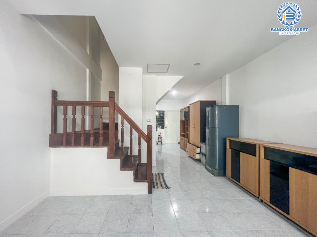 ทาวน์เฮ้าส์มือสองย่านนนทบุรี ม.ทอฝัน พิบูลย์สงคราม เนื้อที่ 19.2 ตร.ว. ฟังก์ชัน 3 ห้องนอน 2 ห้องน้ำ 1 ที่จอดรถ แถมฟรี! 2 เครื่องปรับอากาศ 1 เครื่องทำน้ำอุ่น บนทำเลเดินทางสะดวก เชื่อมต่อหลายเส้นทาง ใกล้จุดขึ้นทางด่วน "พระราม7" และรถไฟฟ้าสายสีม่วง "สถานีแยกติวานนท์"